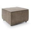 Taburet CUBE POUF 100 v hnedej farbe na bielom pozadí, šikmý pohľad na hranatý čalúnený puf s nízkymi nožičkami.