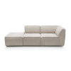 Rovná sedacia súprava HYDRA SOFA V1 v svetlom čalúnení, šikmý pohľad spredu na zostavu s predĺženým dielom typu puf.