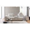 Pohovka LUNA SOFA 2 (1,5BL + PANEL + 1,5BP) v svetlom krémovom prevedení v obývačke, pohľad spredu so stolíkom, lampou a dekou.