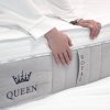 Matrac QUEEN – detail bočnice s prešívaným poťahom a štítkom QUEEN, záber zblízka z boku.