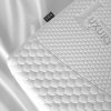 Matrac Magnifico Polargel, detail bieleho poťahu s výraznou štruktúrou a prechodom do rohu, záber zblízka.