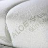 Matrac SULTÁN Hydrolatex Plus T4 – detail poťahu ALOE VERA so zeleným vzorom a vlnitým prešívaním.