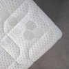Matrac HYDROLATEX DUO – detail bielej tkaniny a prešívania poťahu ALGUA.