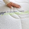 Matrac HERBAL BIO-EX T4 – detail prešívaného poťahu GREENTEX s rukou na jeho povrchu.